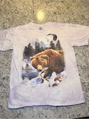 The mountain Grizzly Bear Eating fish graphic Tee Size Medium 100% Cotton